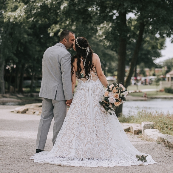 Lace wedding gown - Picture 7 of 8